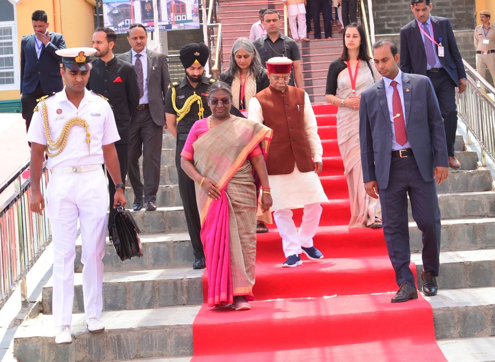 राष्ट्रपति ने किया शिमला के प्रमुख धार्मिक स्थलों का दौरा संकटमोचन और तारादेवी मंदिर जाकर की पूजा अर्चना।