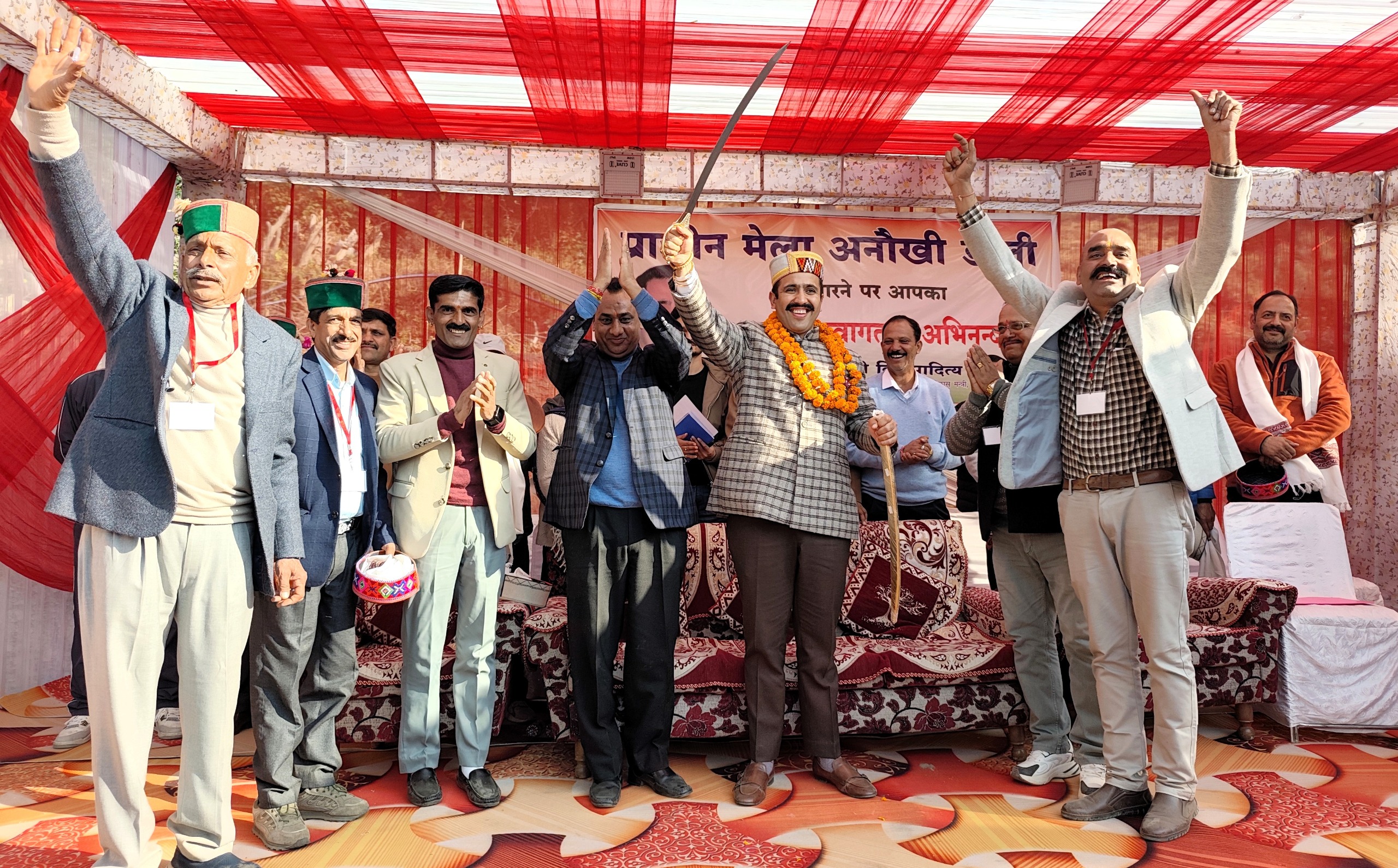 लोक निर्माण मंत्री ने जुब्बड़हट्टी में आयोजित तीन दिवसीय अनोखी डाली मेले में मुख्य अतिथि के रूप में की शिरकत।