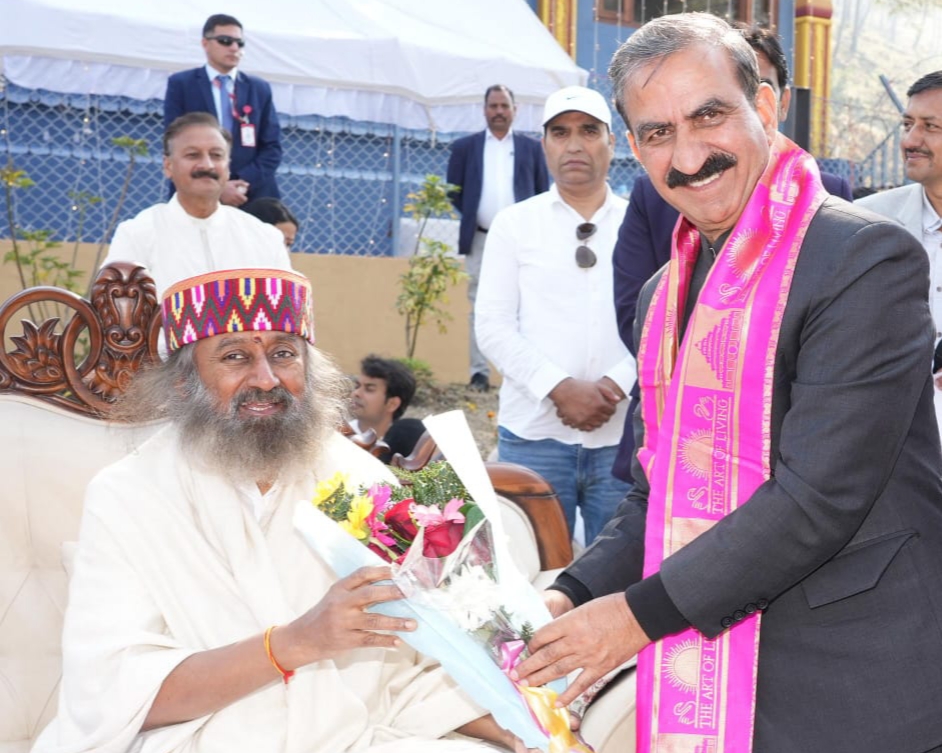 मुख्यमंत्री ने शीतला माता मंदिर में श्री श्री रविशंकर के साथ की पूजा-अर्चना।