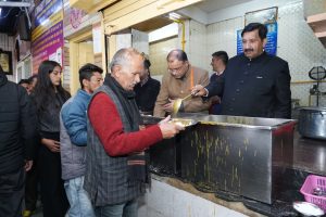 उप-मुख्यमंत्री मुकेश अग्निहोत्री ने आईजीएमसी शिमला में ‘गुरु के लंगर’ सेवा में की सहभागिता।