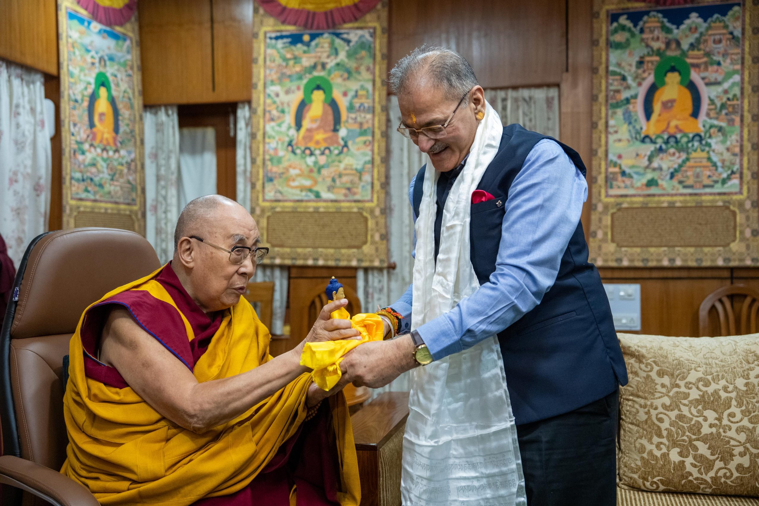 राज्यपाल ने धर्मशाला में परमपावन दलाई लामा से की भेंट।