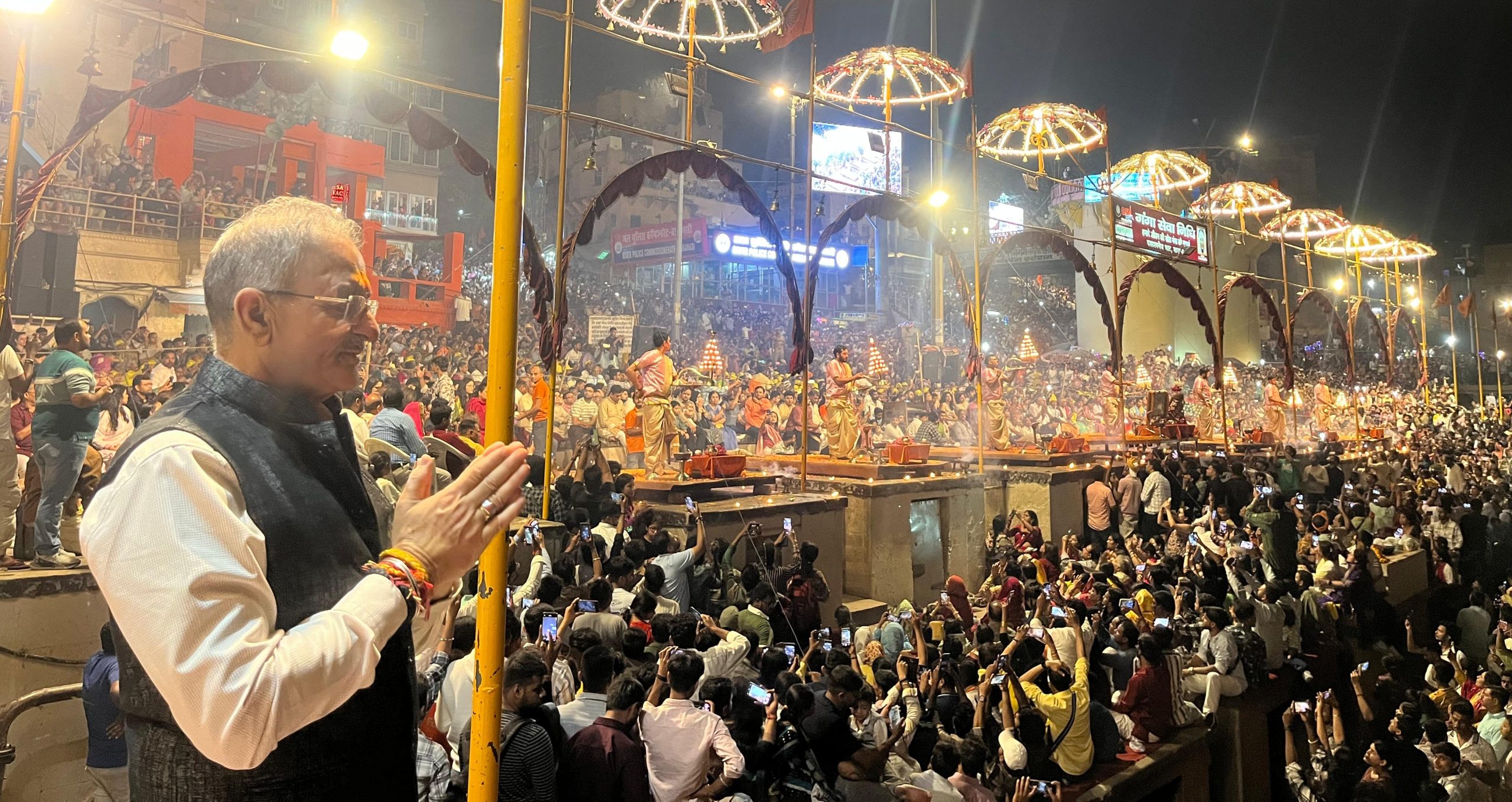 दिव्य गंगा आरती में शामिल हुए राज्यपाल।