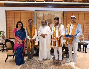 मुख्यमंत्री ने श्री श्री रविशंकर से की भेंट,प्राकृतिक खेती और बेसहारा गौवंश के संरक्षण पर हुई विस्तृत चर्चा।