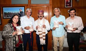 मुख्यमंत्री ने बाज़ार उपन्यास का किया विमोचन।