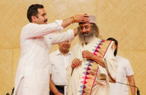 कर्नाटक:लोक निर्माण एवं शहरी विकास मंत्री विक्रमादित्य सिंह ने आध्यात्मिक गुरु श्रीश्री रविशंकर से की मुलाकात।