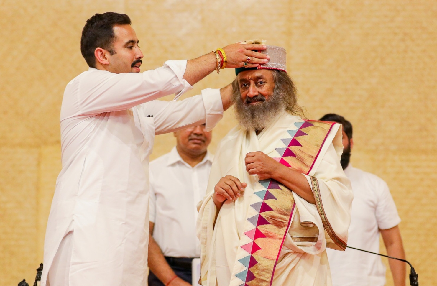 कर्नाटक:लोक निर्माण एवं शहरी विकास मंत्री विक्रमादित्य सिंह ने आध्यात्मिक गुरु श्रीश्री रविशंकर से की मुलाकात।