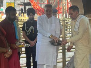 राज्यपाल ने श्री नैना देवी जी मंदिर में नवाया शीश प्रदेश और देश के लोगों की शांति और समृद्धि के लिए की प्रार्थना।