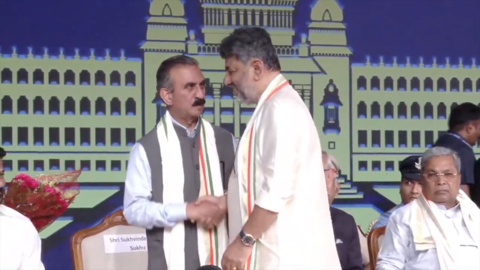 मुख्यमंत्री ने डी.के.शिवकुमार को कर्नाटक के मुख्यमंत्री बनने पर दी बधाई।