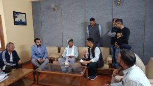 राजस्व मंत्री जगत सिंह नेगी ने सराहन में पंचायत प्रतिनिधियों से की भेंट,सुनीं जन समस्याएं।