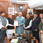 जंतर मंतर पर लाठीचार्ज के खिलाफ सीएम ने कैबिनेट मंत्रियों,विधायकों और पार्टी नेताओं के साथ लोकभवन के बाहर किया प्रदर्शन।