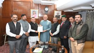 जंतर मंतर पर लाठीचार्ज के खिलाफ सीएम ने कैबिनेट मंत्रियों,विधायकों और पार्टी नेताओं के साथ लोकभवन के बाहर किया प्रदर्शन।